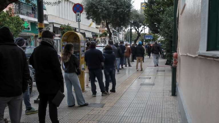 Τεράστια αναμονή σε φαρμακεία και κέντρα υγείας για rapid test και PCR [Εικόνες - Βίντεο]