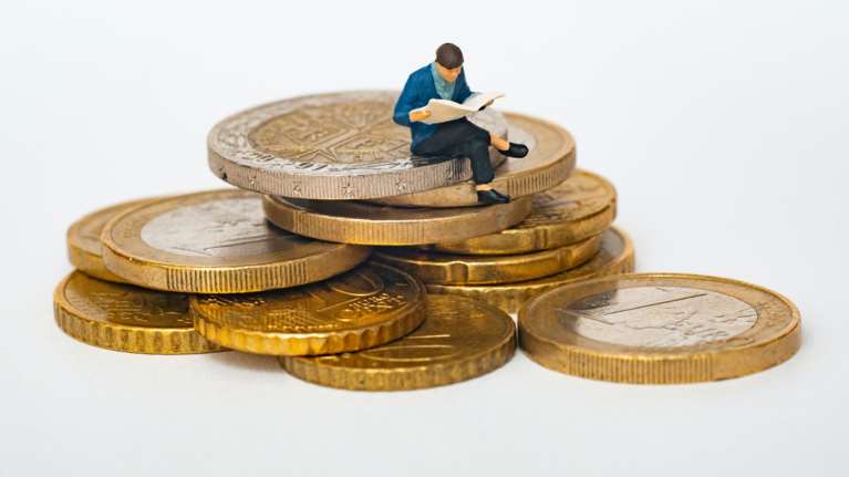 Μειώνεται η &quot;ψαλίδα&quot; των επιτοκίων μεταξύ νέων δανείων και καταθέσεων