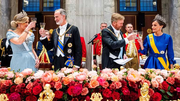 Αίγλη, τιάρες και νυφικά: Εκθαμβωτικές με bridal φορέματα σε μπλε και γαλάζιο στο royal δείπνο η Λετίσια και η Μάξιμα