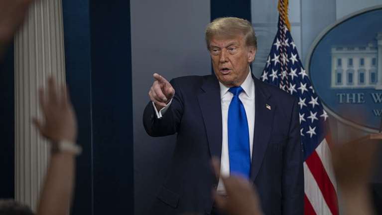 Κυβέρνηση Τραμπ: Εξετάζει την κατάργηση κονδυλίων σε νοσοκομεία που προσφέρουν φροντίδα για αλλαγές φύλου