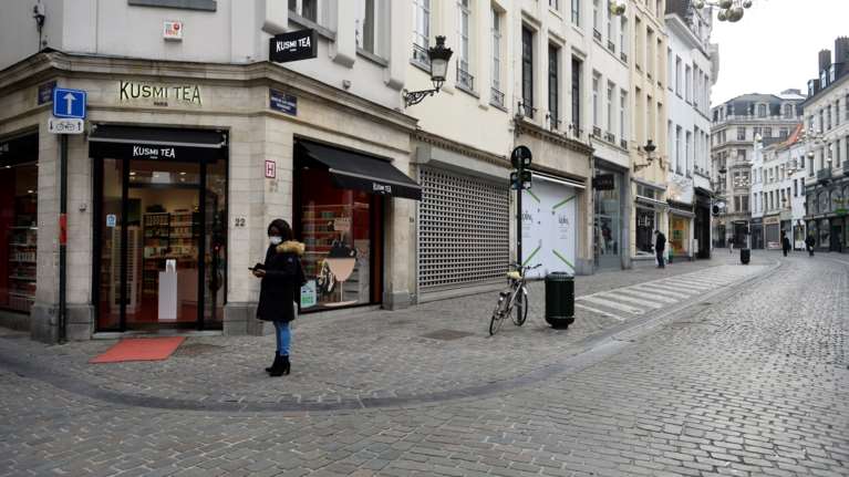 Βέλγιο: Μάσκα παντού και τηλεργασία ξανά λόγω έκρηξης των κρουσμάτων