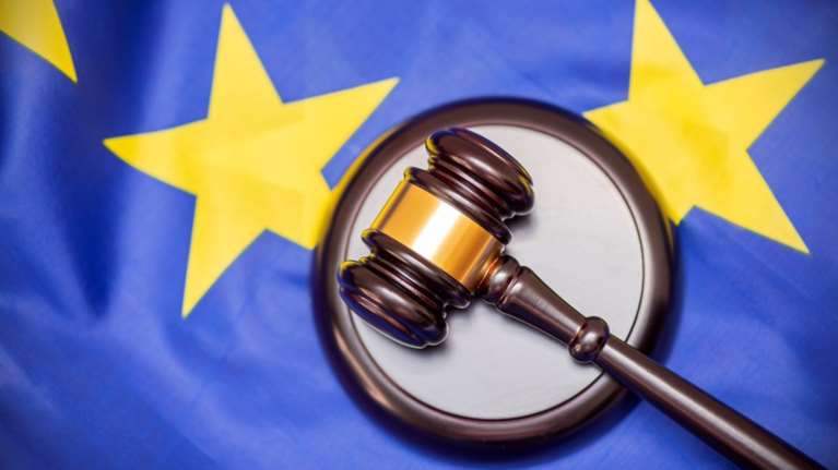 Νέα ευρωκαμπάνα στην Ελλάδα: Ανεπαρκής η έρευνα μετά την καταγγελία 18χρονης Βρετανίδας για βιασμό