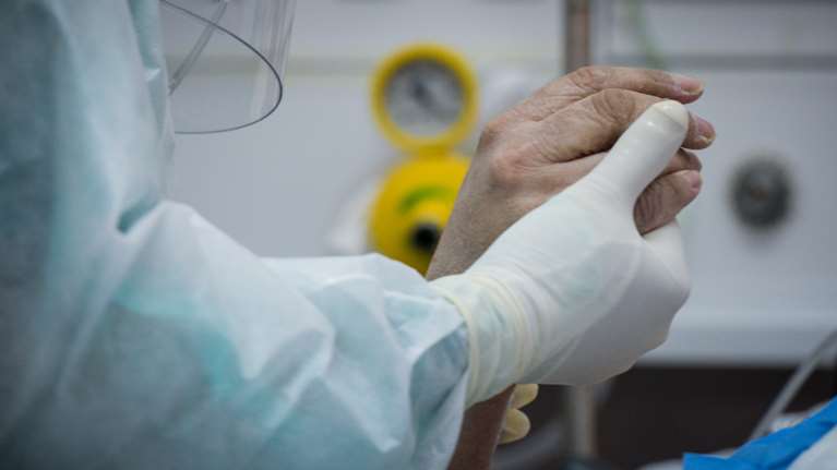 Συγκλονιστικές στιγμές στο Λαϊκό: Γυρίζουν μπρούμυτα τους ασθενείς με κορονοϊό για να μην πεθάνουν από ασφυξία [βίντεο]