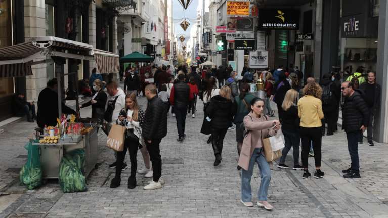 Εφιάλτης στην Ερμού: Δίωξη στους δύο 28χρονους για τη σεξουαλική επίθεση σε 13χρονη και 14χρονη