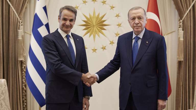 Σήμερα η συνάντηση Μητσοτάκη - Ερντογάν στη σύνοδο του ΝΑΤΟ - Προειδοποιήσεις σε Β. Μακεδονία