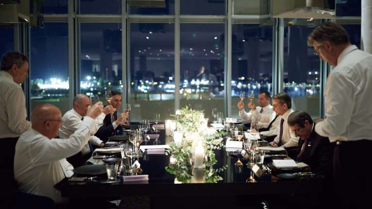 EUMED 9: Το δείπνο των ηγετών στο &quot;Σταύρος Νιάρχος&quot; - Δίπλα στον Μητσοτάκη ο Μακρόν [Εικόνες]