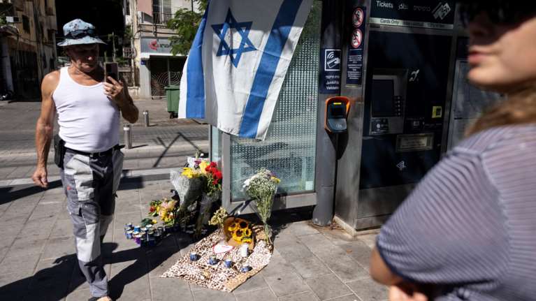 Ισραήλ: Αναμένα κεριά στη μνήμη των θυμάτων της χθεσινής επίθεσης - &quot;Απλώς περίμεναν το τραμ&quot;