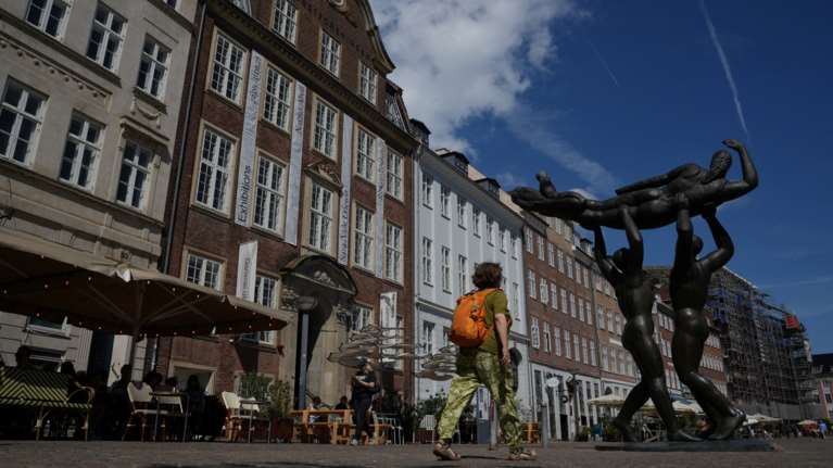 Δανία: Καταργεί τους φόρους στον καφέ και τη σοκολάτα για να ανακουφίσει τα νοικοκυριά