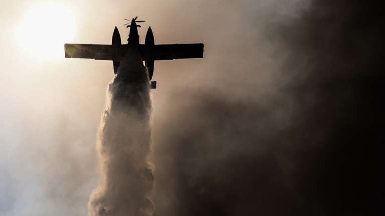 Φωτιά στη Ρόδο: Αγωνία για τη μάχη με τις φλόγες τη νύχτα - Μήνυμα από το 112 για εκκένωση - Χωρίς ρεύμα μεγάλο μέρος του νησιού