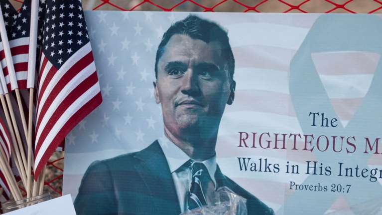 Οι τελευταίες στιγμές του Τσάρλι Κερκ - Μιλά η χήρα του: &quot;Η σφαίρα τον χτύπησε, ανοιγόκλεισε τα μάτια του και βρέθηκε στον παράδεισο&quot;