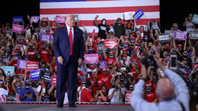 Τραμπ: Προεκλογικές συγκεντρώσεις σε κλειστούς χώρους - Αψηφά τις προειδοποιήσεις των ειδικών