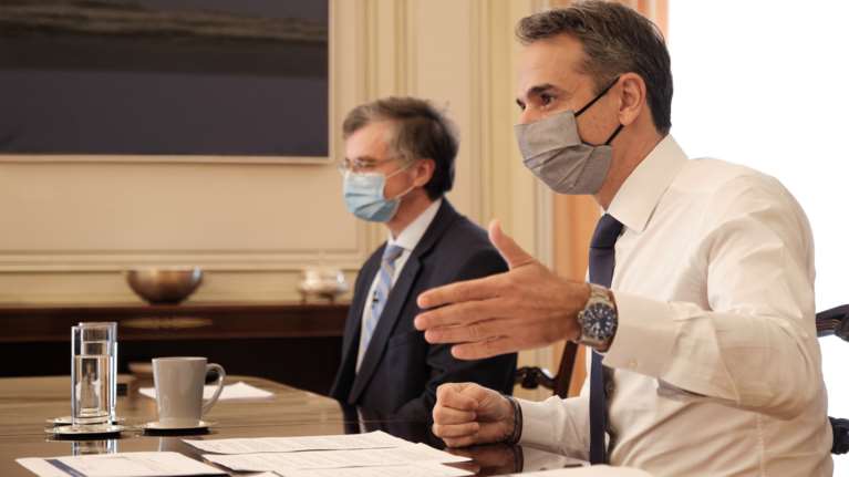 Κρίσιμη σύσκεψη Μητσοτάκη, Τσιόδρα αύριο το πρωί μετά το &quot;μαύρο&quot; ρεκόρ κρουσμάτων - Μέτρα πριν την Πρωτοχρονιά