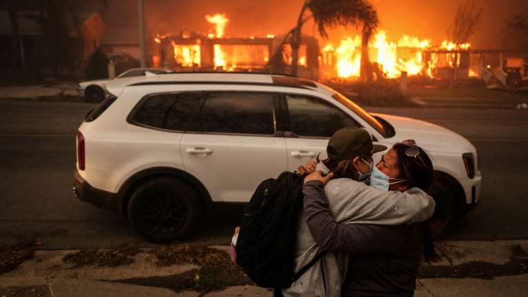 Έλληνας καθηγητής στην Καλιφόρνια: &quot;Η φωτιά δεν ελέγχεται – Όλοι φοράνε μάσκα, το νερό είναι μολυσμένο&quot;