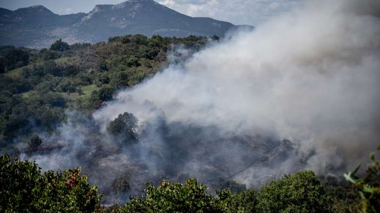 Φωτιά στην Αχαΐα: Μήνυμα 112 για εκκένωση πέντε οικισμών - Ενισχύθηκαν οι δυνάμεις