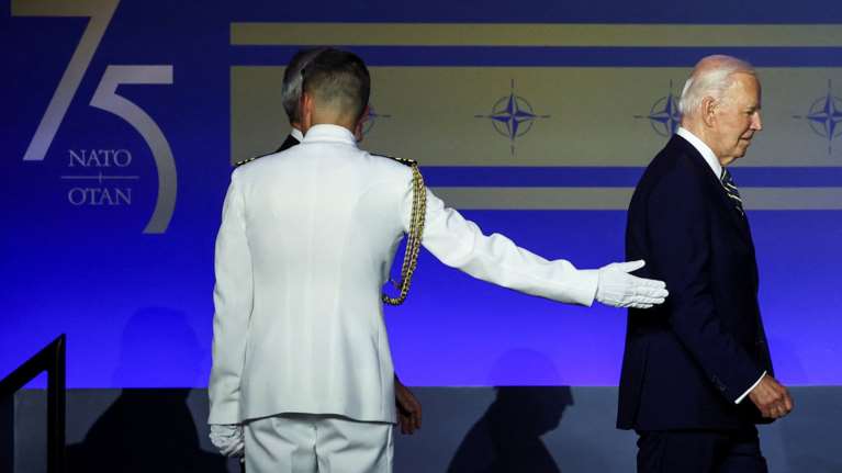 Νέα γκάφα του Μπάιντεν: Διάβασε δυνατά τις οδηγίες που προορίζονταν για τον ίδιο [βίντεο]