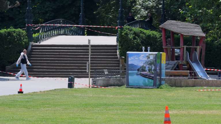 Τρόμος στη Γαλλία: Μάχη για τη ζωή τους δίνουν τα τέσσερα παιδάκια και ένας ενήλικας - &quot;Πήδηξε πάνω του και τον μαχαίρωνε&quot;