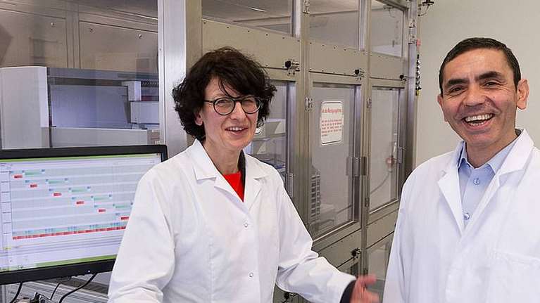 Κορονοϊός: Αυτό το ζευγάρι θα σώσει τον κόσμο- Τούρκοι μετανάστες στη Γερμανία, πέρασαν την ημέρα του γάμου τους στο εργαστήριο