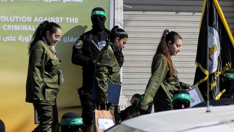 Η στιγμή της απελευθέρωσης τεσσάρων Ισραηλινών ομήρων από τη Χαμάς - Οι συγκλονιστικές εικόνες και τα χειροκροτήματα [βίντεο]