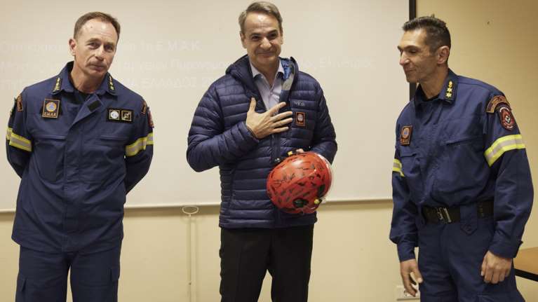 Επίσκεψη Μητσοτάκη στους άνδρες της ΕΜΑΚ: &quot;Από καρδιάς ένα μεγάλο ευχαριστώ&quot; - Η αναφορά στον Καζαντζάκη