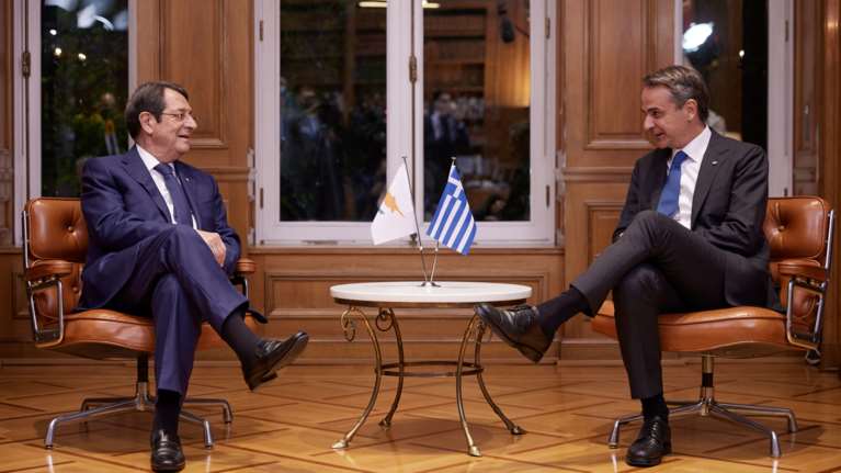 Συνάντηση Μητσοτάκη - Αναστασιάδη: &quot;Δεν μπορεί να γίνει αποδεκτή καμία λύση δύο κρατών&quot;