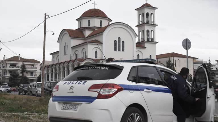 Χαμός σε εκκλησία του Κορωπίου: Πατέρας και γιος αρνούνταν να φορέσουν μάσκα - &quot;Ελάτε να με βγάλετε σηκωτό&quot; [βίντεο]