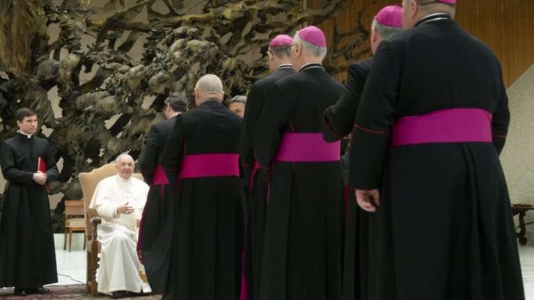 Πάπας Φραγκίσκος: Δεν μπορώ να περπατήσω - Πρέπει να υπακούσω στους γιατρούς