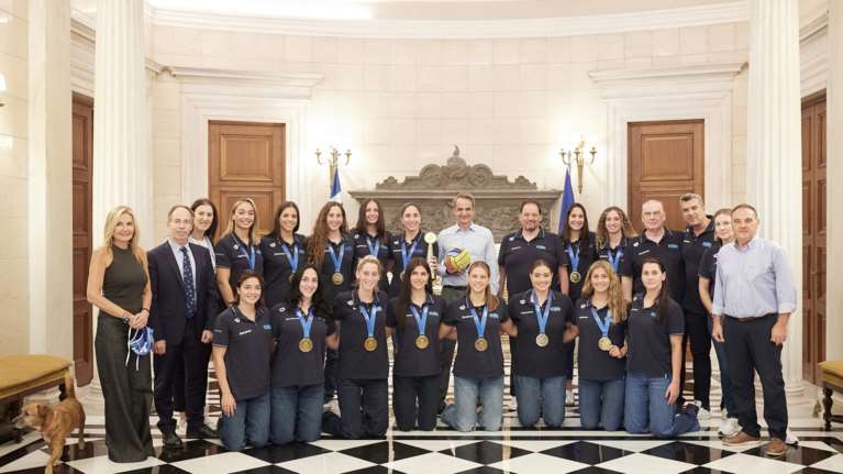 Ο Κυριάκος Μητσοτάκης υποδέχθηκε την εθνική ομάδα πόλο γυναικών στο Μέγαρο Μαξίμου [εικόνες]