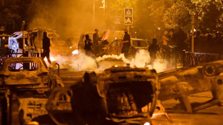 &quot;Ανταρσία&quot; στη Γαλλία: Ο Μακρόν κατεβάζει τεθωρακισμένα στους δρόμους - Τι ζητά από γονείς και social media