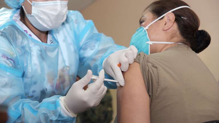 ΕΚΠΑ: Το 80% όσων εμβολιάστηκαν με την πρώτη δόση παράγουν αντισώματα κατά του κορονοϊού