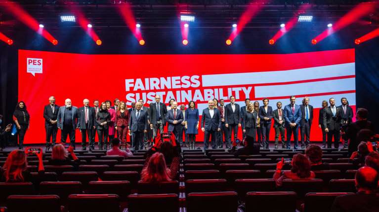 &quot;Δύο ξένοι&quot; Τσίπρας και Ανδρουλάκης στη φωτογραφία για τη Σύνοδο Ευρωπαίων Σοσιαλιστών