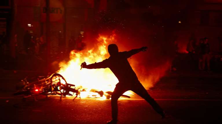 Βουλευτικές εκλογές στη Γαλλία: Επεισόδια μετά την απρόσμενη νίκη της Αριστεράς