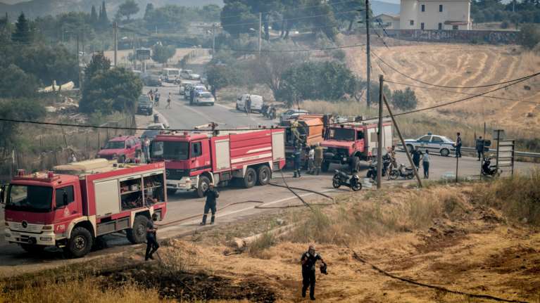 Επεισόδια στον κόμβο Βαρυμπόμπης: Περίπου 50 άτομα προπηλάκισαν πυροσβέστες - Επενέβησαν τα ΜΑΤ