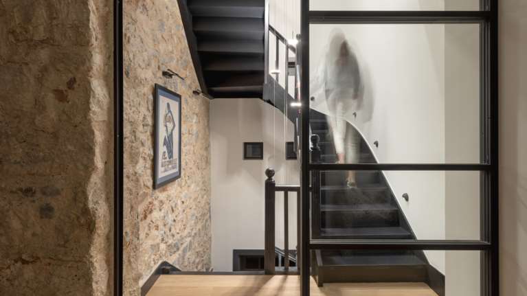 Ανακαίνιση μιας παλαιάς λιθόκτιστης κατοικίας τριών επιπέδων στο Παλαιό Ψυχικό