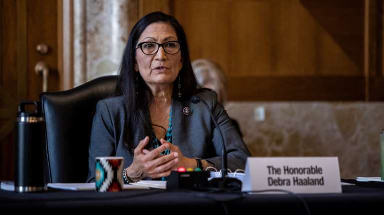 Ντεμπ Χάαλαντ: Η πρώτη Ινδιάνα υπουργός των ΗΠΑ - Πράσινο φως από τη Γερουσία για να αναλάβει το Εσωτερικών