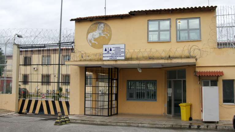 Λάρισα: Κρατούμενος έραψε το στόμα του για να πάει σε άλλη φυλακή