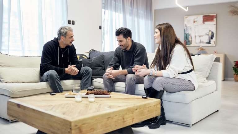 Επίθεση Κασσελάκη σε Μητσοτάκη για το ζευγάρι στο Γαλάτσι: Χρησιμοποιεί μέλη της ΝΔ να παριστάνουν τους απλούς πολίτες