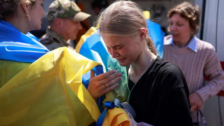 24χρονη Ουκρανή αστυνομικός γύρισε στην οικογένειά της μετά από δύο χρόνια αιχμαλωσίας - &quot;Λιμονοκτούσε και την κακοποιούσαν&quot;