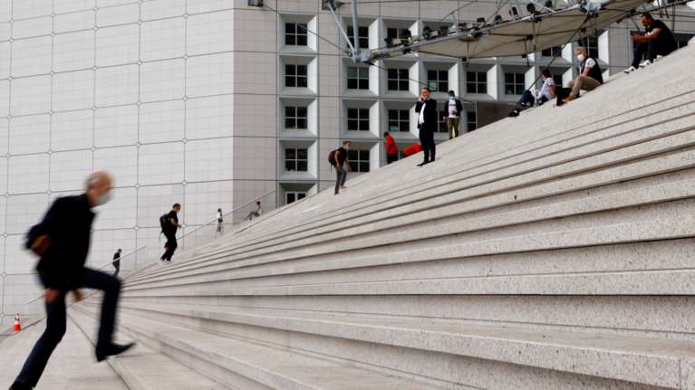 Η Γαλλία αφήνει πίσω τον κορονοϊό: Τέλος η απαγόρευση κυκλοφορίας και οι μάσκες σε εξωτερικούς χώρους