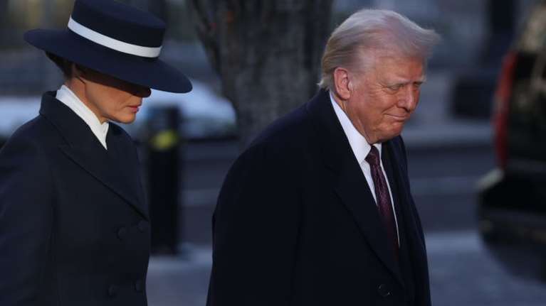 Πρώτη κυρία η Μελάνια Τραμπ: Ασύλληπτη εμφάνιση στην ορκωμοσία του συζύγου της, με blue black σύνολο και υπέροχο καπέλο