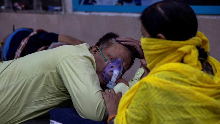 Μόσιαλος: Τι συμβαίνει στην Ινδία - Γιατί το κύμα του κορονοϊού σάρωσε τη χώρα