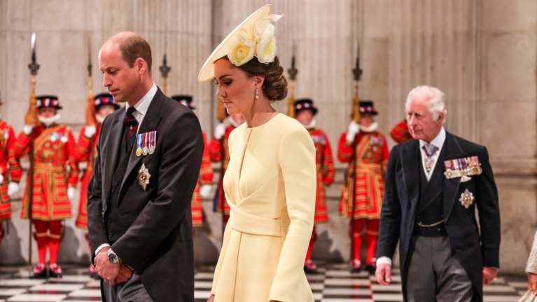 Και επίσημα διάδοχος του θρόνου ο Γουίλιαμ: Έγινε πρίγκιπας της Ουαλίας - Τον τίτλο της Νταϊάνα παίρνει η Κέιτ Μίντλετον