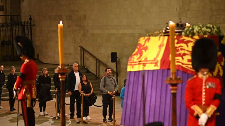 Δείτε live το λαϊκό προσκύνημα των Βρετανών στη βασίλισσα Ελισάβετ- Μέσα σε απόλυτη σιωπή, ουρές χιλιομέτρων