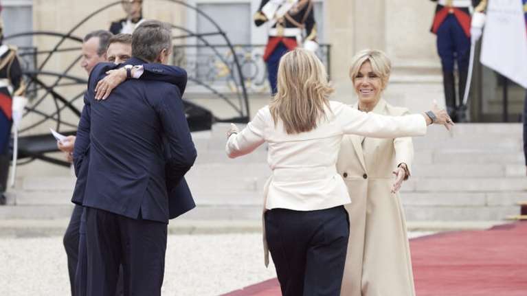 Παρίσι 2024: Η ενθουσιώδης αγκαλιά Μαρέβας-Μπριζίτ και Μητσοτάκη-Μακρόν - Το gala στο Μέγαρο των Ηλυσίων