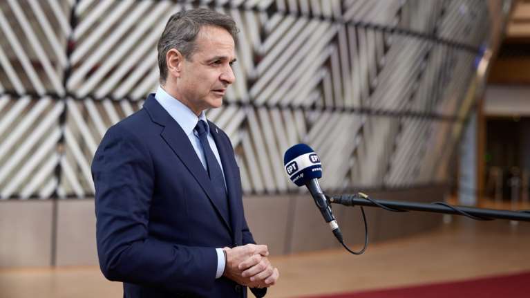 Μητσοτάκης: "Να αφήσουμε στην άκρη τις διαφορές και να τείνουμε χείρα φιλίας στον λαό της Τουρκίας και της Συρίας"