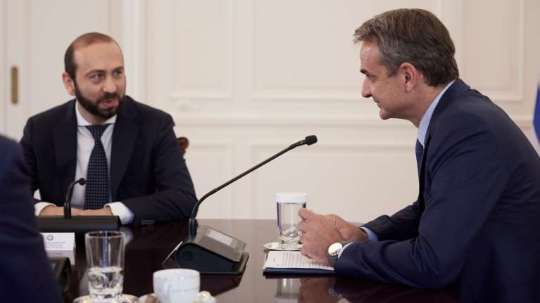 Συνάντηση Μητσοτάκη με τον Αρμένιο ΥΠΕΞ στο Μαξίμου