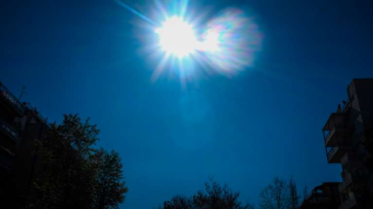 Καιρός: Επιμένουν οι υψηλές θερμοκρασίες - Πού θα "χτυπήσουν" τα 38αρια