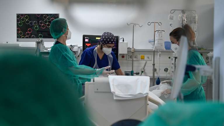 Πρωτοποριακή επέμβαση σε 26χρονη με ελεφαντίαση στο &quot;Παπαγεωργίου&quot;: &quot;Δεν μπορούσα να περπατήσω, είχα απογοητευτεί&quot;