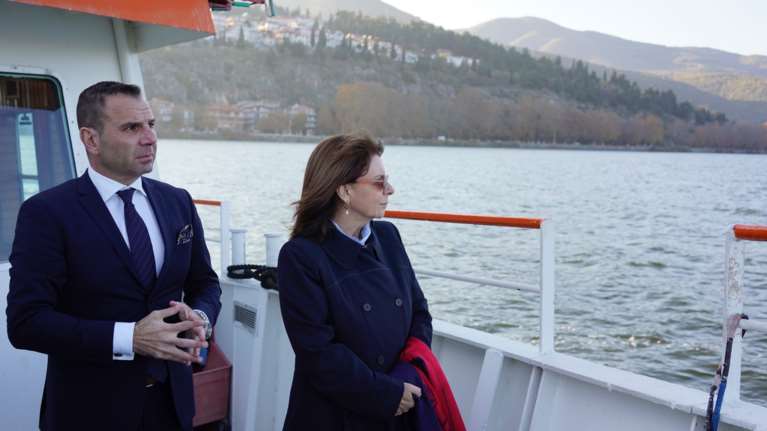 Κατερίνα Σακελλαροπούλου: Η κρουαζιέρα στη λίμνη της Καστοριάς για να θαυμάσει τα αξιοθέατα της πόλης [Εικόνες]