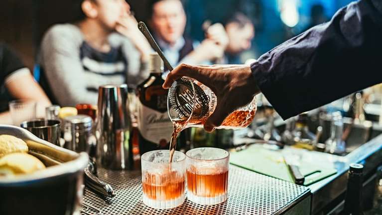 Στο αυτόφωτο Λαμιώτης επιχειρηματίας που άνοιξε το μαγαζί του και σέρβιρε ποτά