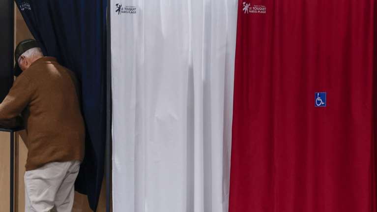 Εκλογές - Γαλλία: Μαζική η συμμετοχή, στο υψηλότερο επίπεδο από το 1981 - Χωρίς απόλυτη πλειοψηφία η Λεπέν, σύμφωνα με δημοσκόπηση